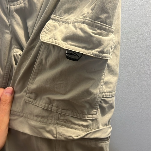 Women’s M Columbia GRT cargo khakis, sporty, zippers, shorts and pants - Picture 6 of 12